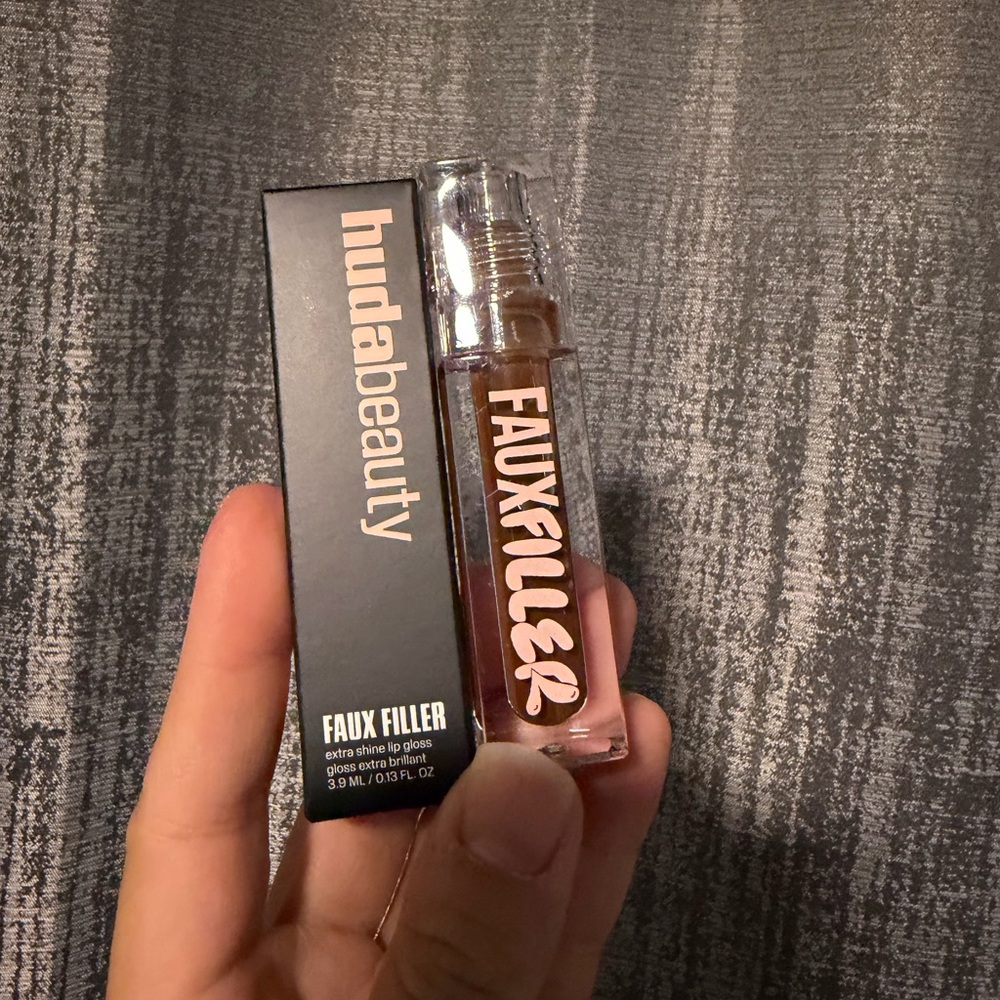 HUDA BEAUTY Faux Filler Lip Gloss - Coco